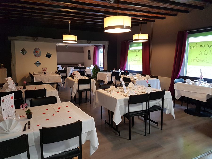 Salle de restaurant dressée pour un service