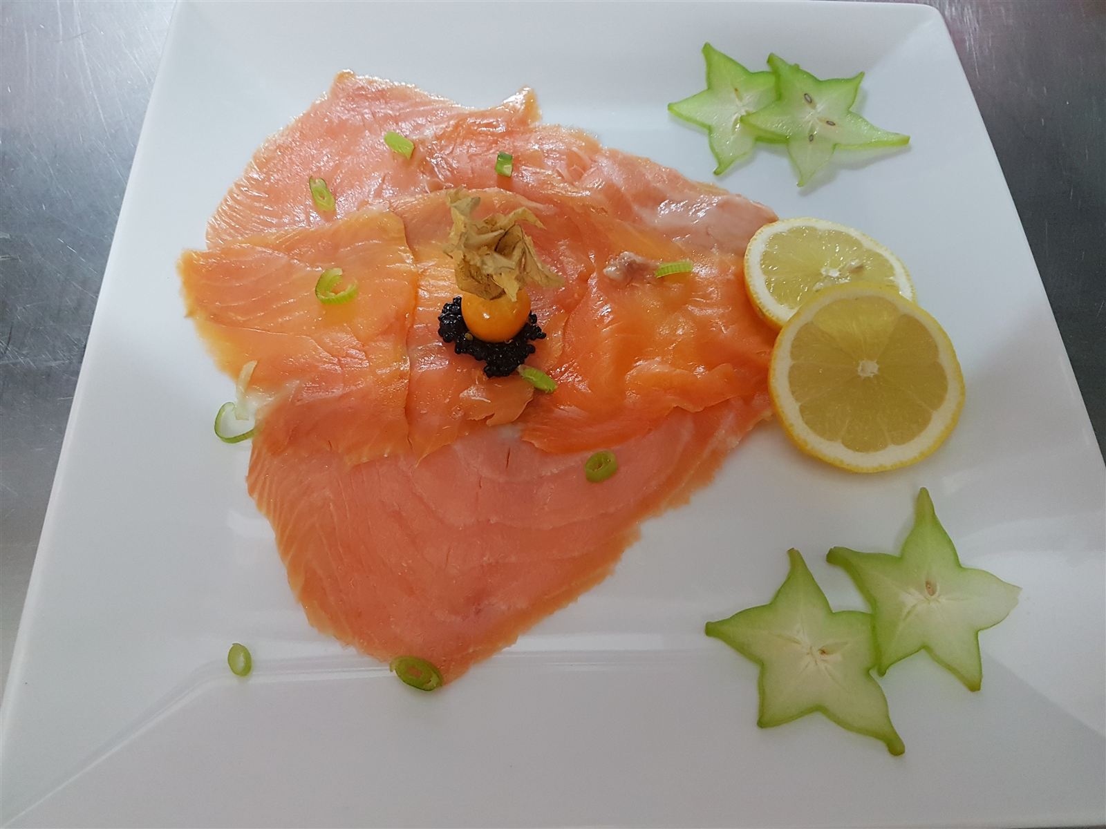 Carpaccio de saumon fumé, caviar et fruits