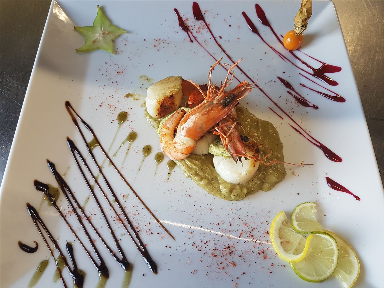 Gambas et Saint-Jacques sur purée d'herbes