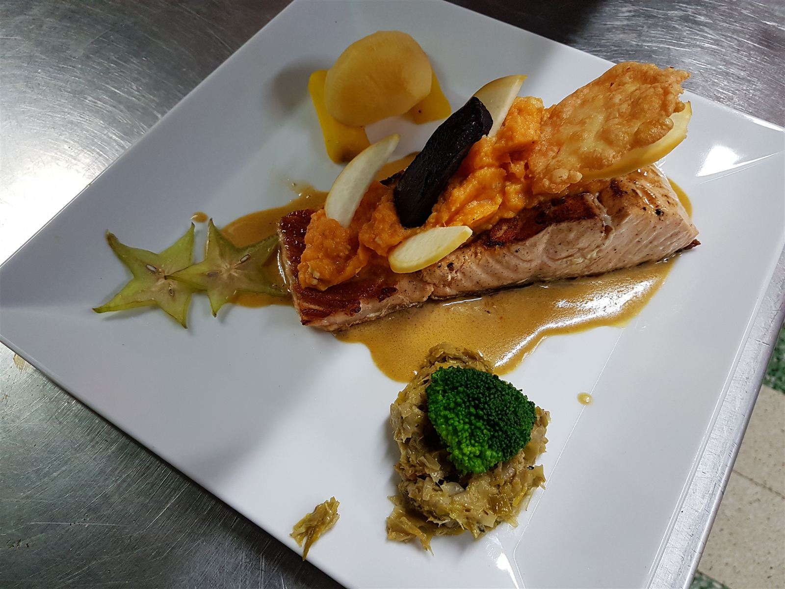 Saumon poêlé, purée de patate douce, fruits
