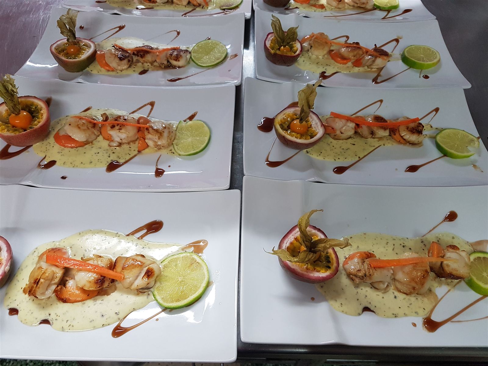 Saint-Jacques et fruit de la passion, service en cuisine