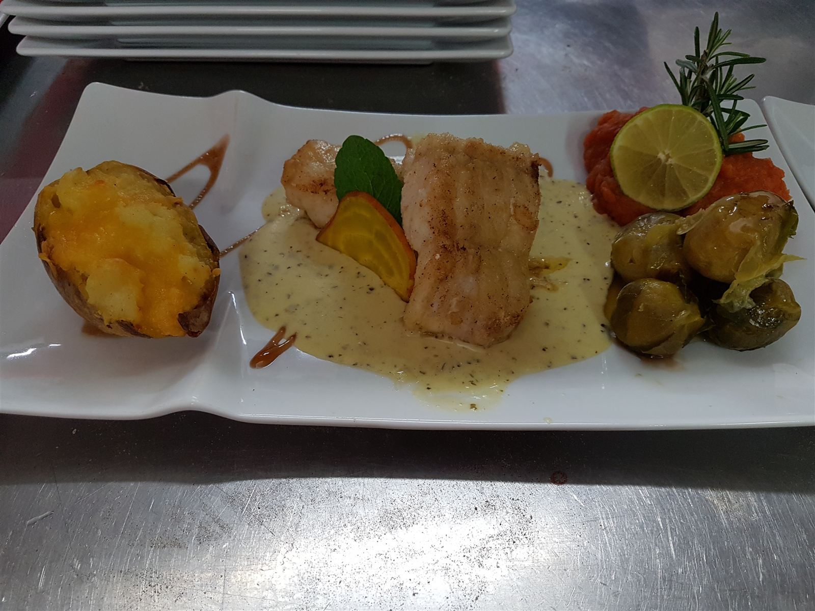 Poisson sauce beurre blanc, pomme de terre farcie, choux de Bruxelles